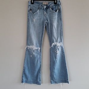 Denim jeans. Light wash. Distressed.